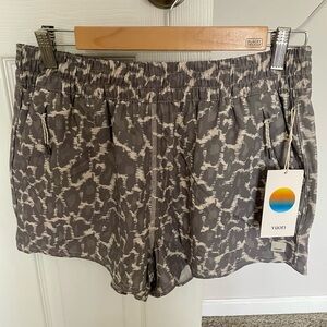NWT Vuori Dash shorts -large-Opal Dots